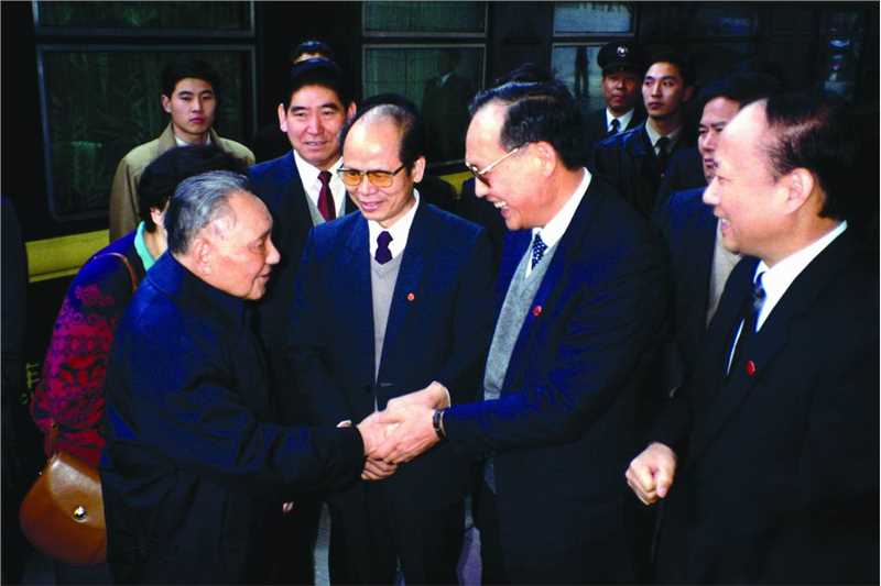 邓小平抵达深圳火车站视察广东（1992年1月）