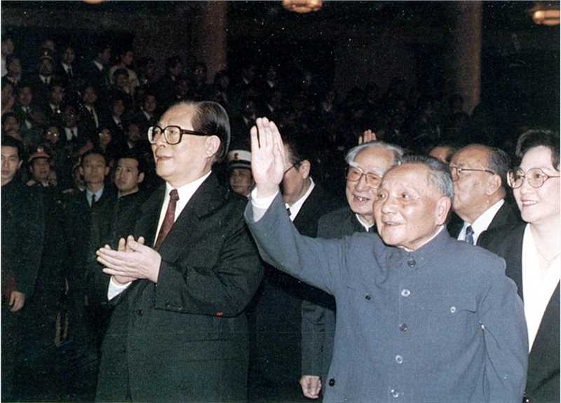 1989年邓小平、江泽民在中央军委扩大会议上