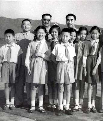 邓小平（后左1）等和少年儿童在一起（1961年）