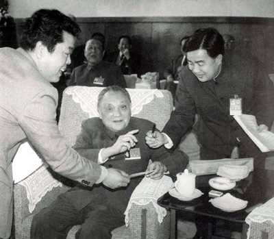 邓小平为首都新闻记者签名留念（1988年）