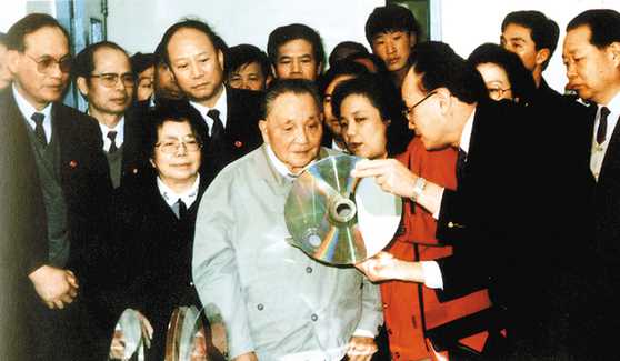 邓小平参观深圳先科激光公司（1992年1月20日）