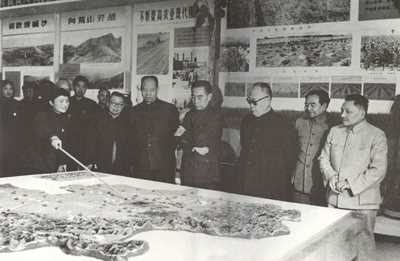 邓小平（右1）等在北京农业展览馆参观（1958年）