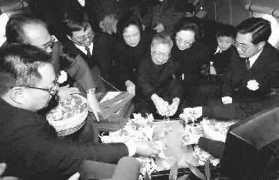 邓小平同志的骨灰于3月2日撒入祖国的辽阔大海