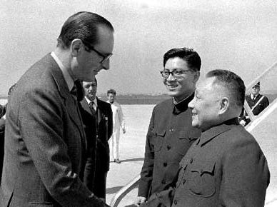 1975年法国总理希拉克在机场迎接邓小平