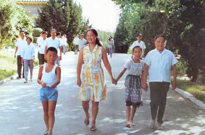 1983年邓小平与邓楠等在棒槌岛上