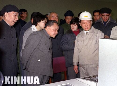 视察上海宝钢时参观宝钢中央控制室(1984.2)