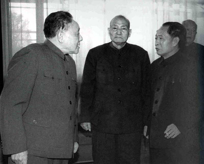 小平（左1）、陈云、胡耀邦在人民大会堂（1981）