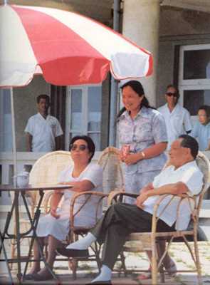 1983年邓小平和卓琳、邓楠在大连棒槌岛
