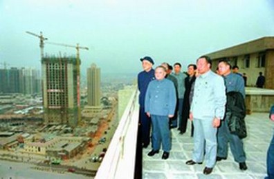 邓小平登上深圳国际商业大厦楼顶(1984.1)