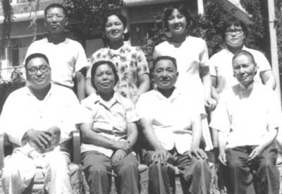 1974年邓小平70寿辰与家人合影