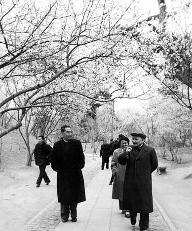 周恩来和邓小平（右1）在颐和园（1963年）