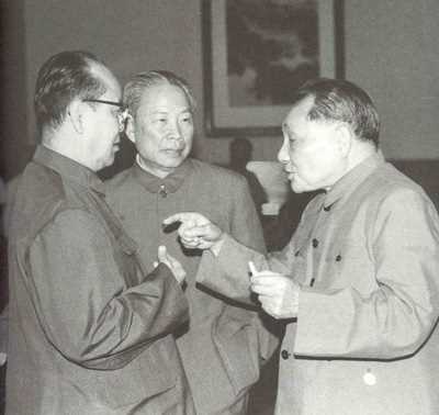 邓小平（右1）和彭冲、韦国清亲切交谈（1984年）