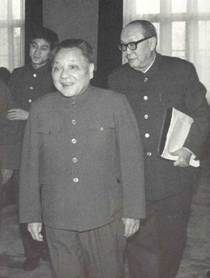 邓小平、乌兰夫步入人民大会堂（1982年）