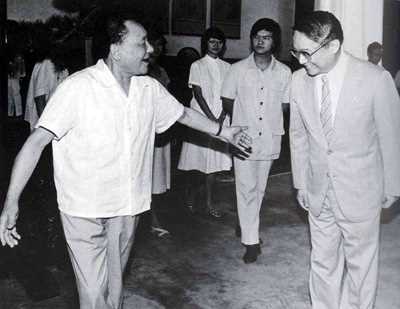 1983年邓小平（左一）会见查良镛及其家属