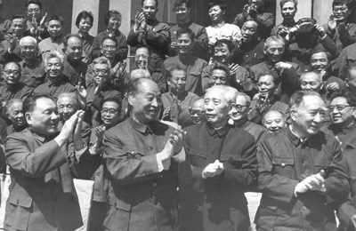 邓小平(左1)等会见中国科学院学部委员(1981)
