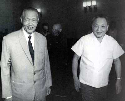 1981年邓小平和黄文欢步入人民大会堂