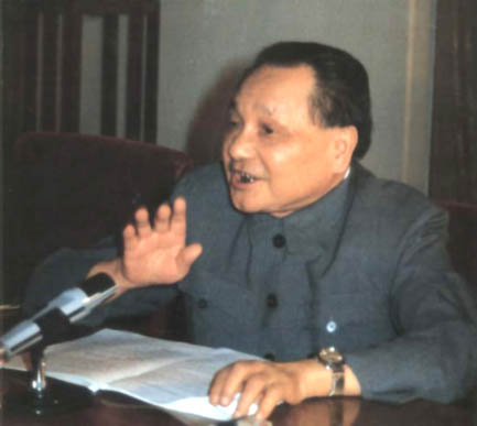 邓小平在中共中央顾问委员会第一次会议上(1982)