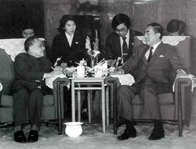 1984年邓小平（左一）会见中曾根康弘