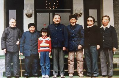 1986年邓小平夫妇在成都与舅父、舅母合影
