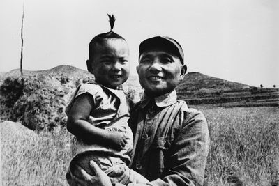 1945年邓小平和儿子邓朴方在河北武安县