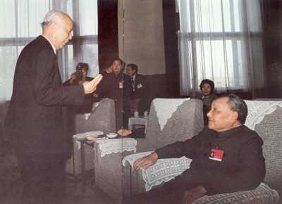 邓小平与万里亲切交谈（1988年）