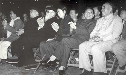 朱德、邓小平（右2）哉中山公园观看演出（1959）