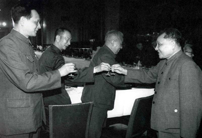 邓小平在人民大会堂向代表们敬酒（1981年）