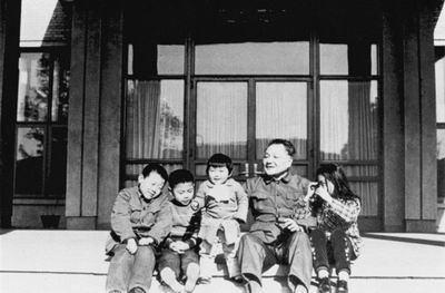 1980年邓小平与孙辈在北京家中
