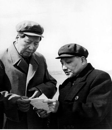 毛主席和邓小平（右）同志在一起（1959年）