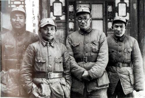 邓小平（左2）等在桐峪镇合影（1938.1）
