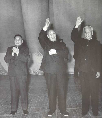 邓小平（左1）等和群众一起欢庆春节（1963年）