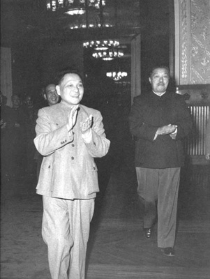邓小平、贺龙步入人民大会堂宴会厅（1958年）