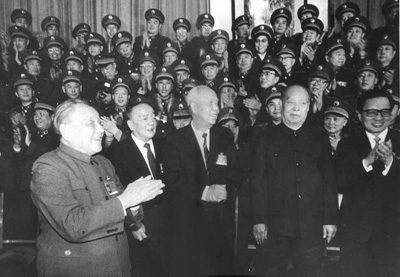 邓小平（左1）等接见部队代表（1988）