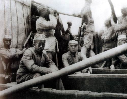 东渡黄河，开赴抗日前线的邓小平（前左4）