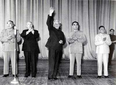 邓小平（左5）等出席春节军民联欢会（1964年）