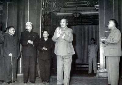 邓小平（左1）等在中南海怀仁堂前（1960年）