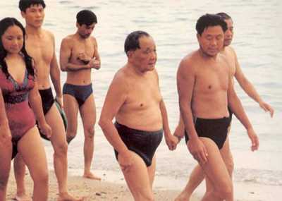 1983年邓小平在海滩