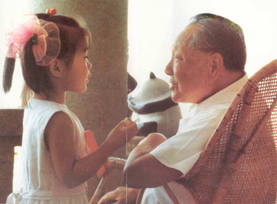 1983年邓小平与外孙女在一起