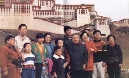 邓小平和家人在深圳“锦绣中华”前合影（1992）