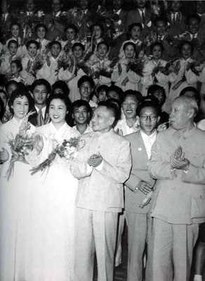 1960年邓小平和董必武接见朝鲜艺术团