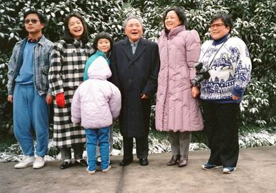 邓小平在上海住地和家人合影（1990年1月27日）