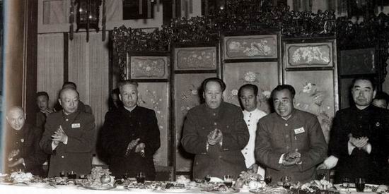 邓小平（左1）在1951年国庆宴会上