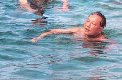 1983年邓小平黄海击浪