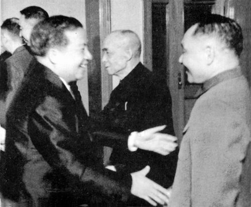 邓小平（右一）在欢迎西哈努克亲王宴会上