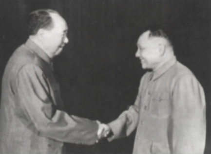 毛泽东和邓小平（右1）亲切握手（1974年底）
