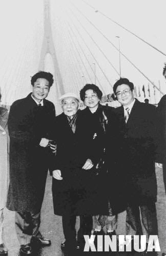 邓小平顶风冒雨参观上海杨浦大桥（1993.12）