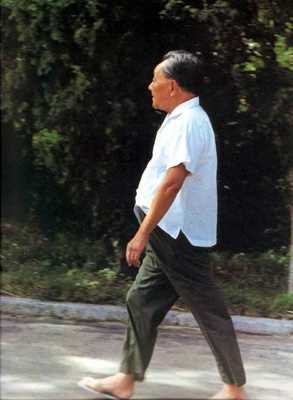闲庭信步的邓小平（1983年）