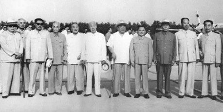 邓小平（右4）等在首都机场（1960年）