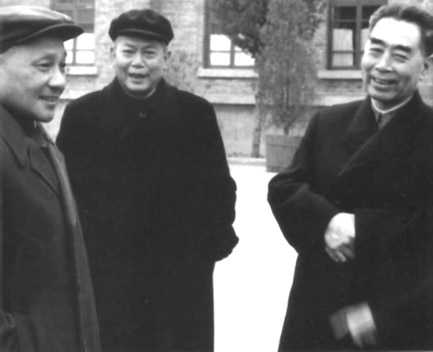 邓小平和周恩来、李先念在北京西郊机场（1963）