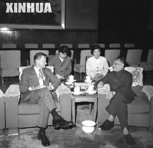 邓小平(右)会见兹比格涅夫·布热津斯基(1978)